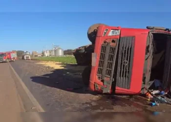 carreta-tomba-apos-manobra-irregular-e-provoca-morte-de-motorista-na-br-452