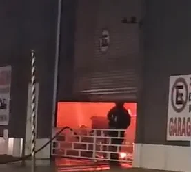 bombeiros-combatem-incendio-em-galpao-no-bairro-ipiranga,-em-goiania