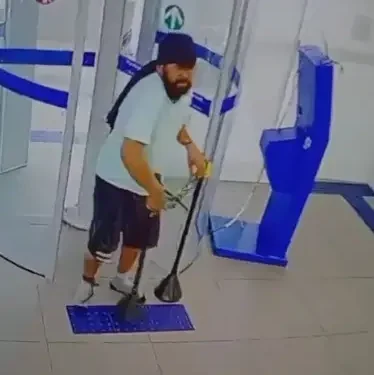 homem-e-preso-apos-invadir-agencia-bancaria-em-goiania