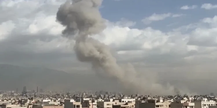 eua-e-israel-realizam-ataque-em-conjunto-contra-o-ira,-que-revida-por-meio-de-misseis