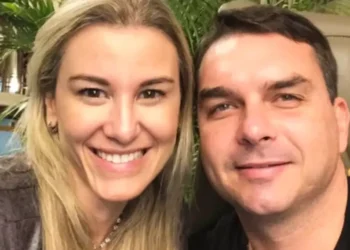 flavio-aposta-na-imagem-da-esposa-para-reduzir-rejeicao-entre-mulheres