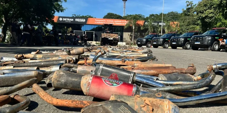 detran-go-esmaga-500-escapamentos-adulterados-durante-operacao-contra-veiculos-barulhentos