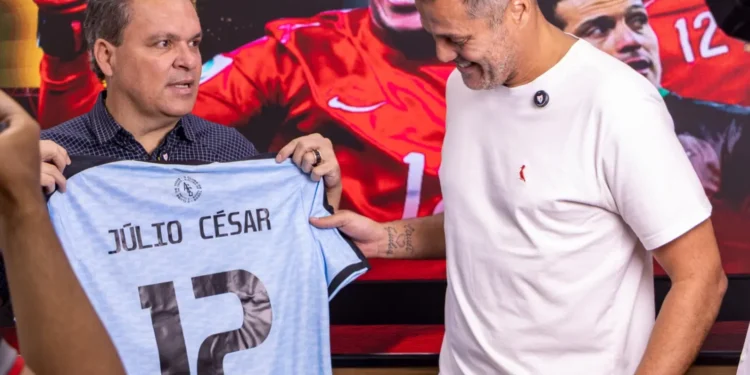 julio-cesar-e-anunciado-como-embaixador-do-atletico-go