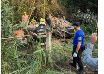 bombeiros-resgatam-corpo-de-jovem-apos-carro-cair-em-barranco-em-luziania