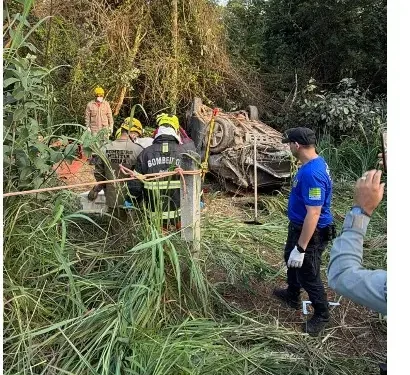bombeiros-resgatam-corpo-de-jovem-apos-carro-cair-em-barranco-em-luziania