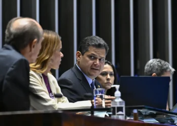 pressao-cresce-e-alcolumbre-tenta-conter-crise-com-sessoes-semipresenciais