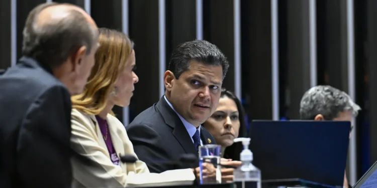 pressao-cresce-e-alcolumbre-tenta-conter-crise-com-sessoes-semipresenciais