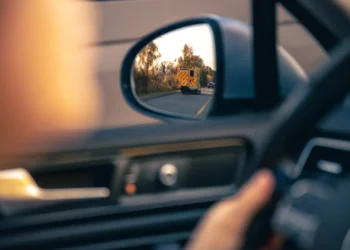 retrovisor-fora-do-padrao-pode-gerar-multa-de-r$-195-e-cinco-pontos-na-cnh-em-2026