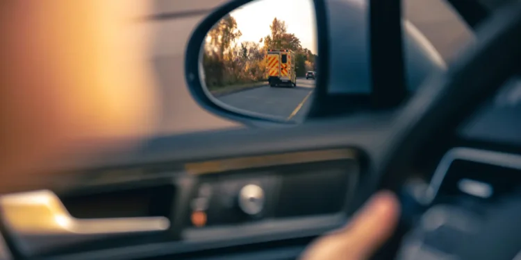 retrovisor-fora-do-padrao-pode-gerar-multa-de-r$-195-e-cinco-pontos-na-cnh-em-2026