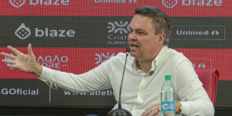 ‘o-goias-esta-com-a-mao-na-taca’-diz-adson-batista-em-coletiva-de-apresentacao-de-eduardo-souza