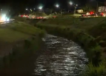 enxurrada-arrasta-mulher-na-marginal-botafogo-e-mobiliza-buscas