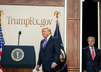 trump-gargalha-ao-ouvir-“fofoca”-de-que-lider-do-ira-seria-gay,-diz-jornal