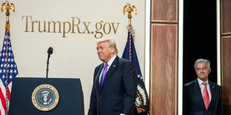 trump-gargalha-ao-ouvir-“fofoca”-de-que-lider-do-ira-seria-gay,-diz-jornal