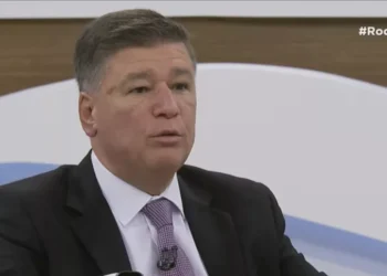 senador-pede-afastamento-de-moraes-e-eleva-crise-institucional