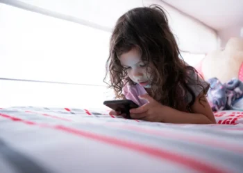 lei-que-endurece-regras-para-proteger-criancas-na-internet-ja-comeca-a-valer-no-brasil