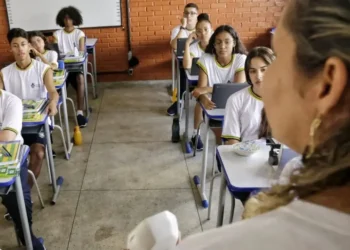 goias-sanciona-reajuste-de-5,4%-para-professores-e-eleva-piso-acima-do-nacional