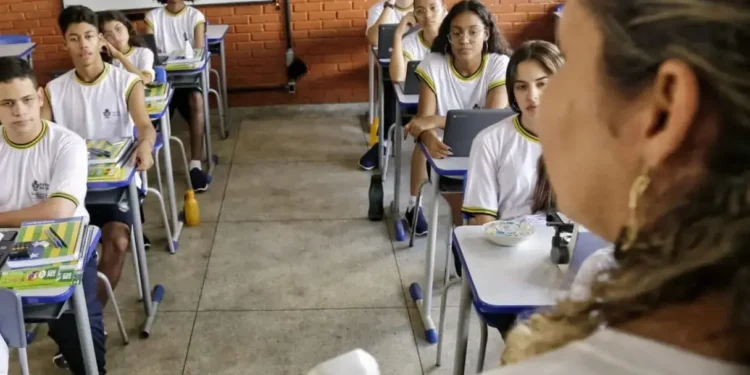 goias-sanciona-reajuste-de-5,4%-para-professores-e-eleva-piso-acima-do-nacional