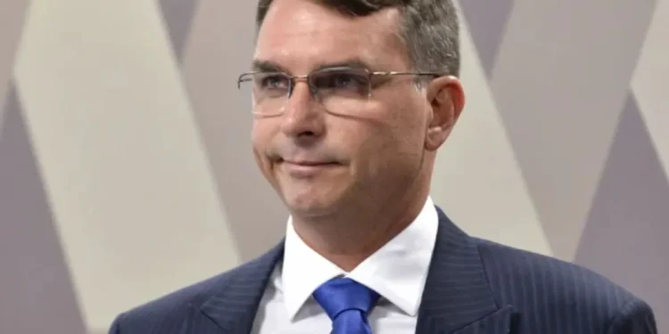 flavio-diz-que-se-reuniu-com-moraes-para-reforcar-pedido-de-prisao-domiciliar-de-bolsonaro