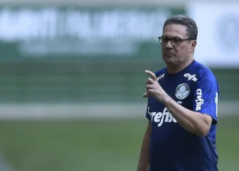 ex-tecnico-vanderlei-luxemburgo-se-filia-ao-podemos-e-anuncia-pre-candidatura-ao-senado