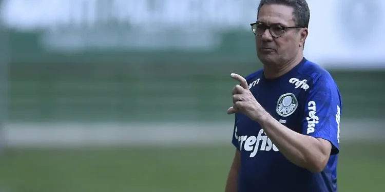 ex-tecnico-vanderlei-luxemburgo-se-filia-ao-podemos-e-anuncia-pre-candidatura-ao-senado