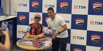 motogp:-piloto-da-ducati,-pecco-bagnaia-atende-fas-no-shopping-flamboyant