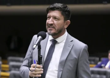 podemos-seguira-na-base-de-daniel-vilela,-mesmo-com-apoio-a-flavio-bolsonaro