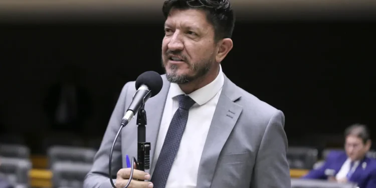 podemos-seguira-na-base-de-daniel-vilela,-mesmo-com-apoio-a-flavio-bolsonaro 