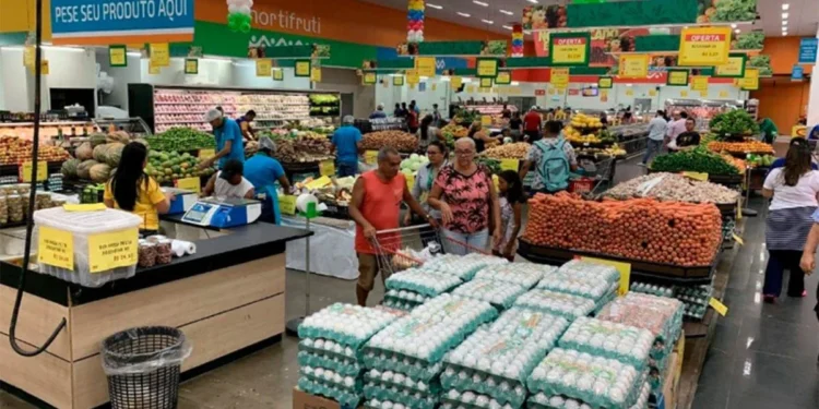 supermercados-em-goias-estudam-abrir-madrugada-aos-sabados;-entenda