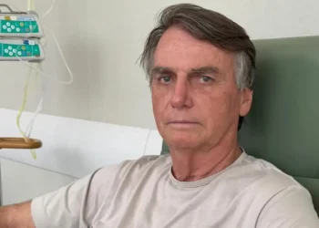 filhos-cantam-parabens-para-bolsonaro-em-hospital,-que-continua-sem-previsao-de-alta