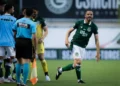 goias-estreia-com-vitoria-e-penalti-inusitado-chama-atencao-na-serrinha;-veja-o-lance