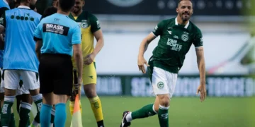 goias-estreia-com-vitoria-e-penalti-inusitado-chama-atencao-na-serrinha;-veja-o-lance