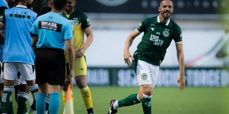 goias-estreia-com-vitoria-e-penalti-inusitado-chama-atencao-na-serrinha;-veja-o-lance
