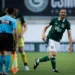 goias-estreia-com-vitoria-e-penalti-inusitado-chama-atencao-na-serrinha;-veja-o-lance