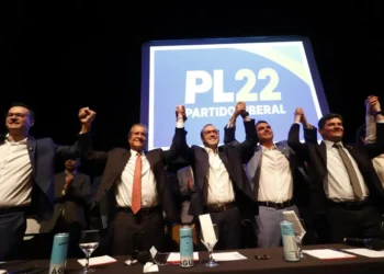 moro-se-filia-ao-pl-para-disputar-governo-do-parana-com-apoio-de-flavio-bolsonaro