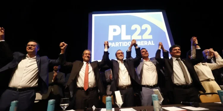 moro-se-filia-ao-pl-para-disputar-governo-do-parana-com-apoio-de-flavio-bolsonaro