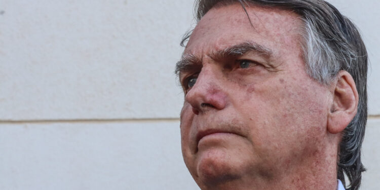 bolsonaro-deixa-hospital-e-comeca-a-cumprir-prisao-domiciliar-em-brasilia