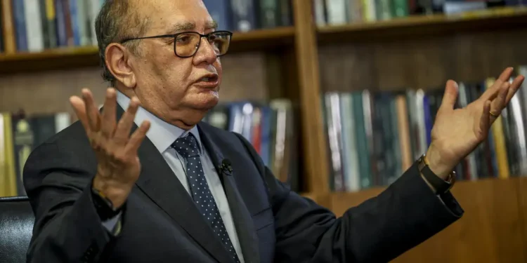 parlamentares-de-oposicao-apresentam-noticia-crime-contra-o-ministro-gilmar-mendes