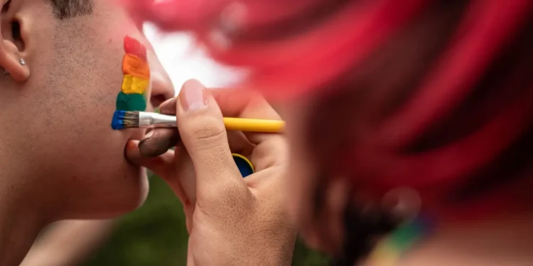 justica-garante-retificacao-de-nome-e-genero-para-pessoa-nao-binaria,-em-valparaiso-de-goias