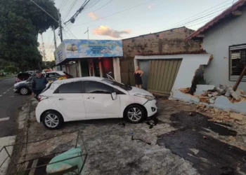 motorista-bebado-capota-carro-e-invade-casa-em-goiania;-veja-o-video