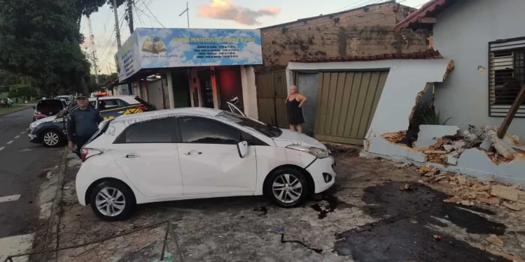 motorista-bebado-capota-carro-e-invade-casa-em-goiania;-veja-o-video