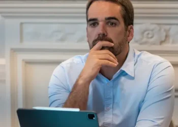 “o-brasil-esta-cansado”,-diz-eduardo-leite-ao-criticar-escolha-de-pre-candidato-pelo-psd