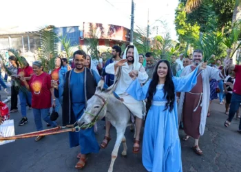 procissao-de-ramos-reune-fieis-e-marca-inicio-da-semana-santa-na-vila-itatiaia,-em-goiania