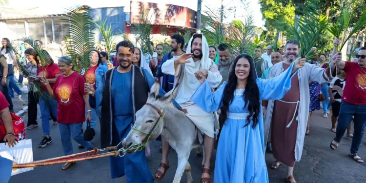 procissao-de-ramos-reune-fieis-e-marca-inicio-da-semana-santa-na-vila-itatiaia,-em-goiania