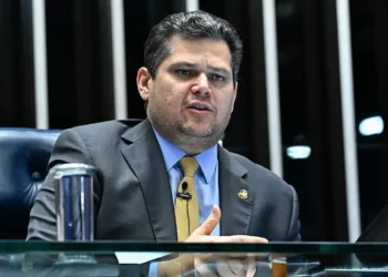 alcolumbre-sinaliza-que-pode-travar-sabatina-de-messias-no-senado