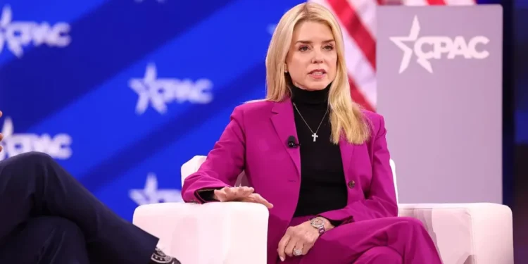 trump-demite-pam-bondi-apos-criticas-na-conducao-do-caso-epstein