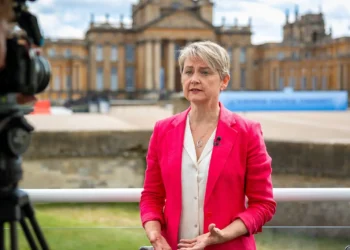 reino-unido-reune-mais-de-40-paises-em-cupula-sobre-reabertura-do-estreito-de-ormuz