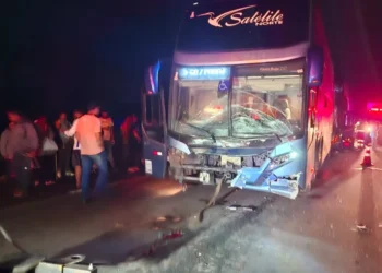 acidente-com-onibus-e-carros-deixa-um-morto-e-um-ferido-na-br-153,-em-campinorte