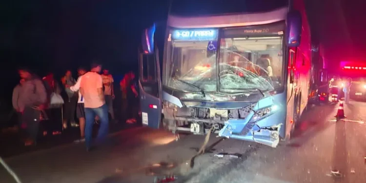 acidente-com-onibus-e-carros-deixa-um-morto-e-um-ferido-na-br-153,-em-campinorte