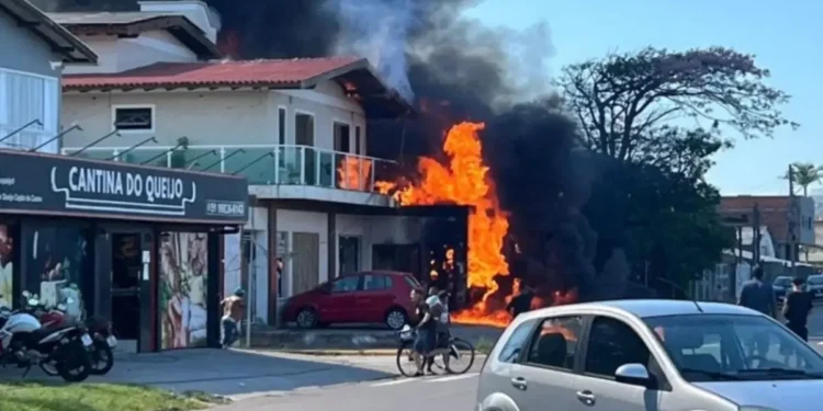 aviao-cai-sobre-restaurante-no-litoral-do-rs-e-deixa-quatro-mortos;-veja-o-video