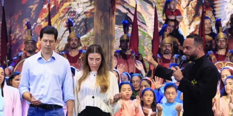 governador-participa-de-tradicional-encenacao-da-paixao-de-cristo-na-vila-itatiaia